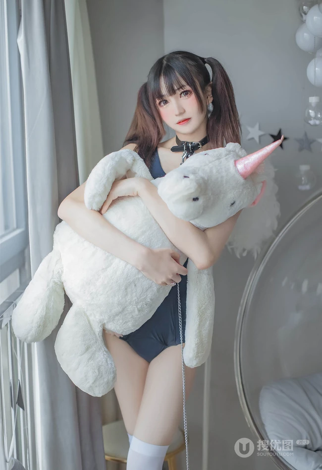 双马尾可爱cos少女舒可儿紧身死库水长筒白袜高清室内氛围写真大图