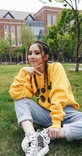 邓紫棋鹅黄色卫衣牛仔裤小区草地自拍美照
