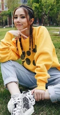 邓紫棋鹅黄色卫衣牛仔裤小区草地自拍美照