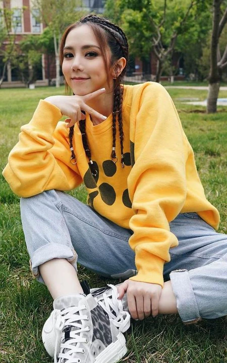 邓紫棋鹅黄色卫衣牛仔裤小区草地自拍美照