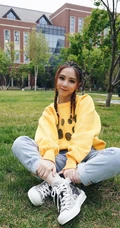 邓紫棋鹅黄色卫衣牛仔裤小区草地自拍美照