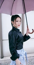 徐冬冬酷飒黑色皮衣牛仔短裤室外写真