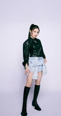 徐冬冬酷飒黑色皮衣牛仔短裤室外写真