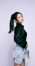 徐冬冬酷飒黑色皮衣牛仔短裤室外写真