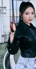 徐冬冬酷飒黑色皮衣牛仔短裤室外写真