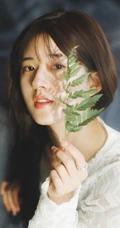 赵露思复古麻花辫发型搭配蕾丝白裙气质写真照片