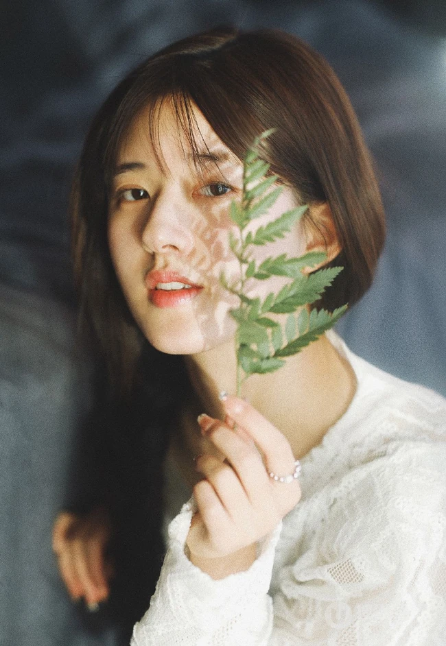 赵露思复古麻花辫发型搭配蕾丝白裙气质写真照片