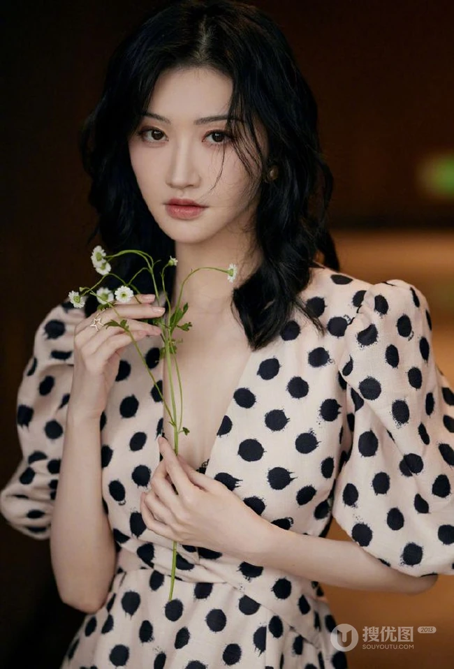 景甜手拿小花朵恬静气质V领波点裙写真美照