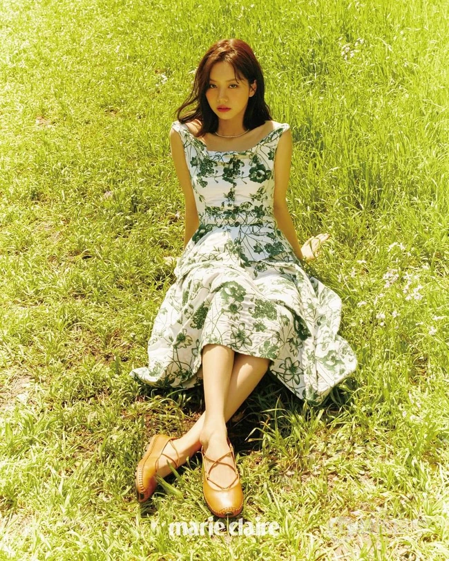 李惠利多套夏日穿搭清新清新户外青草地写真美照