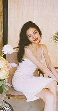 钟楚曦气质清新肩带白裙着身显亮眼身材室内写真照片