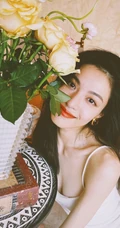 钟楚曦气质清新肩带白裙着身显亮眼身材室内写真照片