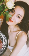 钟楚曦气质清新肩带白裙着身显亮眼身材室内写真照片
