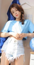 五官精致，线条感修长气质女生小姐姐蓝色短款装T恤牛仔短裤运动写真图集