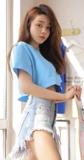 五官精致，线条感修长气质女生小姐姐蓝色短款装T恤牛仔短裤运动写真图集