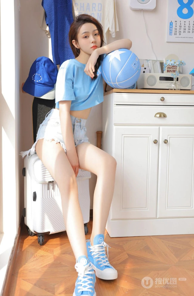 五官精致，线条感修长气质女生小姐姐蓝色短款装T恤牛仔短裤运动写真图集