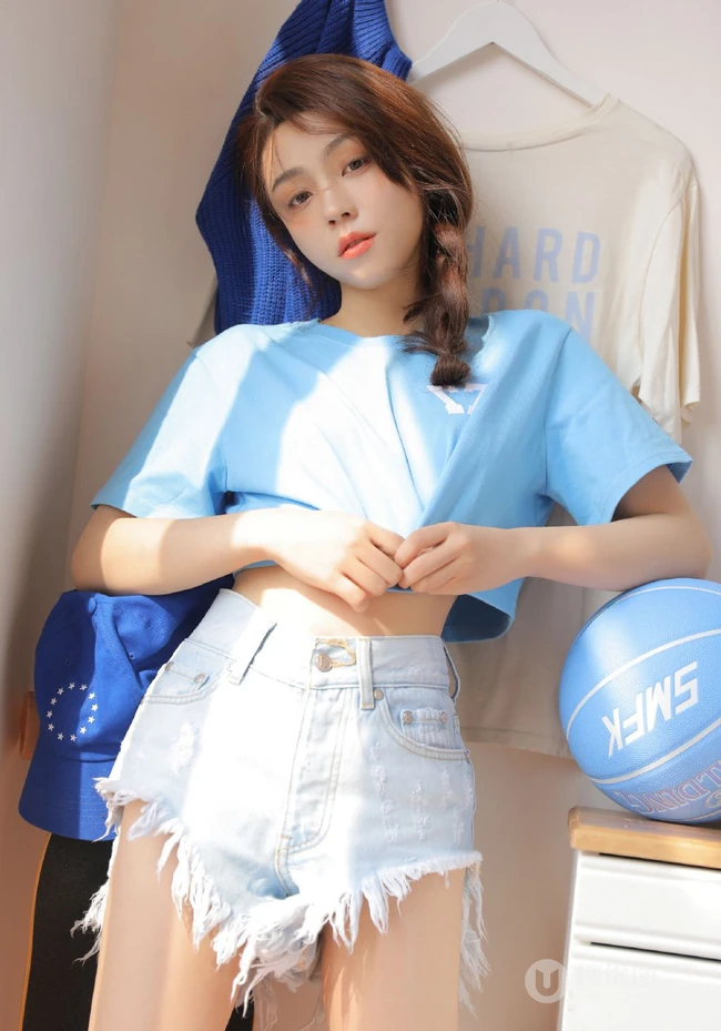 五官精致，线条感修长气质女生小姐姐蓝色短款装T恤牛仔短裤运动写真图集