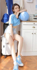 五官精致，线条感修长气质女生小姐姐蓝色短款装T恤牛仔短裤运动写真图集