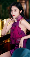 吴宣仪优雅气质裙装着身酒吧写真美照