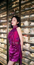 吴宣仪优雅气质裙装着身酒吧写真美照