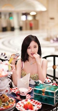 吴宣仪优雅气质裙装着身酒吧写真美照