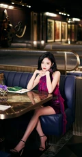 吴宣仪优雅气质裙装着身酒吧写真美照