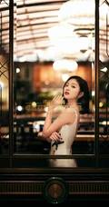 吴宣仪优雅气质裙装着身酒吧写真美照