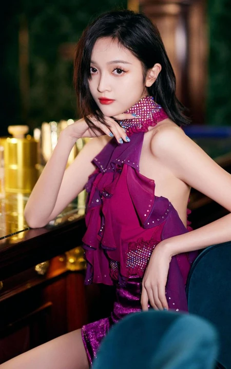 吴宣仪优雅气质裙装着身酒吧写真美照