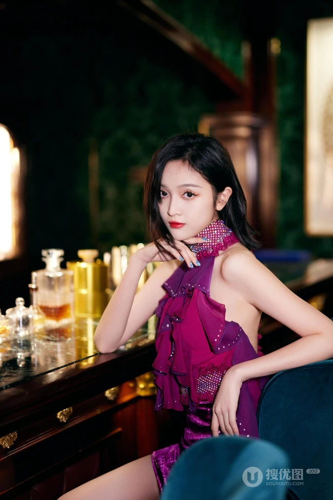 吴宣仪优雅气质裙装着身酒吧写真美照