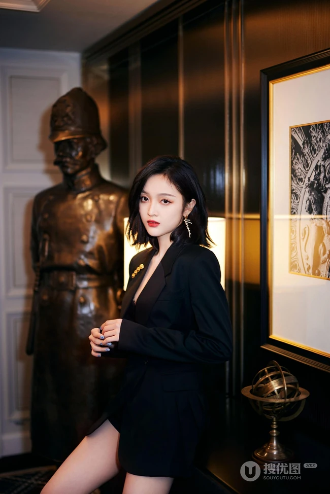 吴宣仪优雅气质裙装着身酒吧写真美照