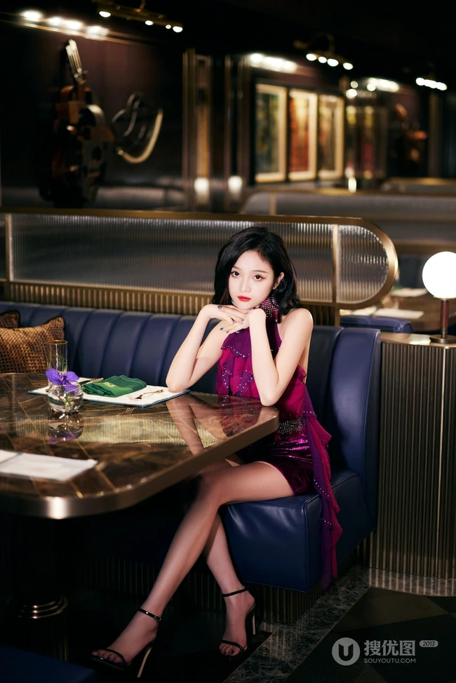 吴宣仪优雅气质裙装着身酒吧写真美照