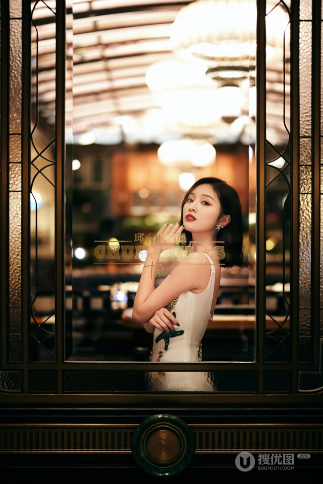 吴宣仪优雅气质裙装着身酒吧写真美照