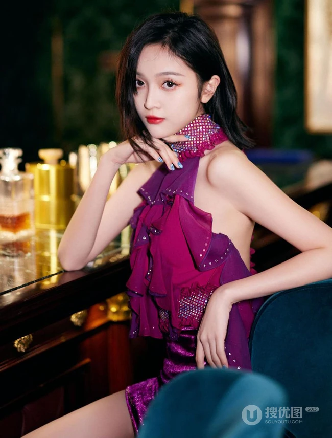 吴宣仪优雅气质裙装着身酒吧写真美照