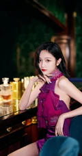 吴宣仪优雅气质裙装着身酒吧写真美照