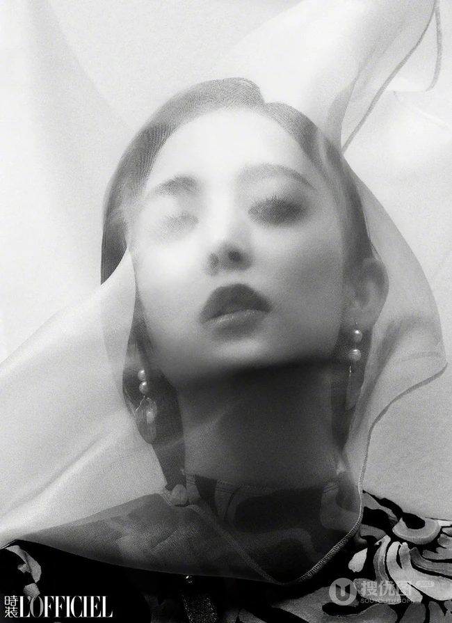 古力娜扎最新时装杂志写真美照