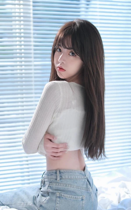 齐刘海 长发 小蛮腰 背心 牛仔裤漂亮美少女手机壁纸图片