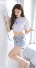 漂亮的女生小姐姐鹅肝姐姐紧身短款装T恤牛仔短裤室内高清写真美照