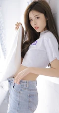漂亮的女生小姐姐鹅肝姐姐紧身短款装T恤牛仔短裤室内高清写真美照