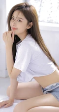 漂亮的女生小姐姐鹅肝姐姐紧身短款装T恤牛仔短裤室内高清写真美照