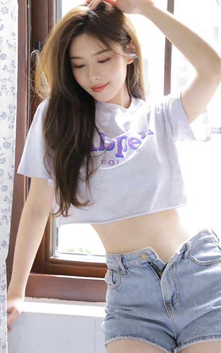 漂亮的女生小姐姐鹅肝姐姐紧身短款装T恤牛仔短裤室内高清写真美照