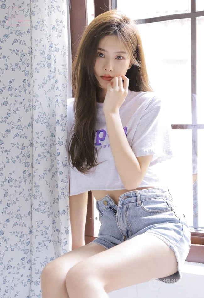 漂亮的女生小姐姐鹅肝姐姐紧身短款装T恤牛仔短裤室内高清写真美照