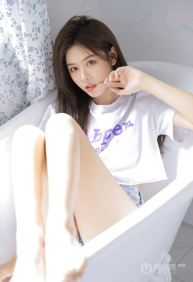 漂亮的女生小姐姐鹅肝姐姐紧身短款装T恤牛仔短裤室内高清写真美照