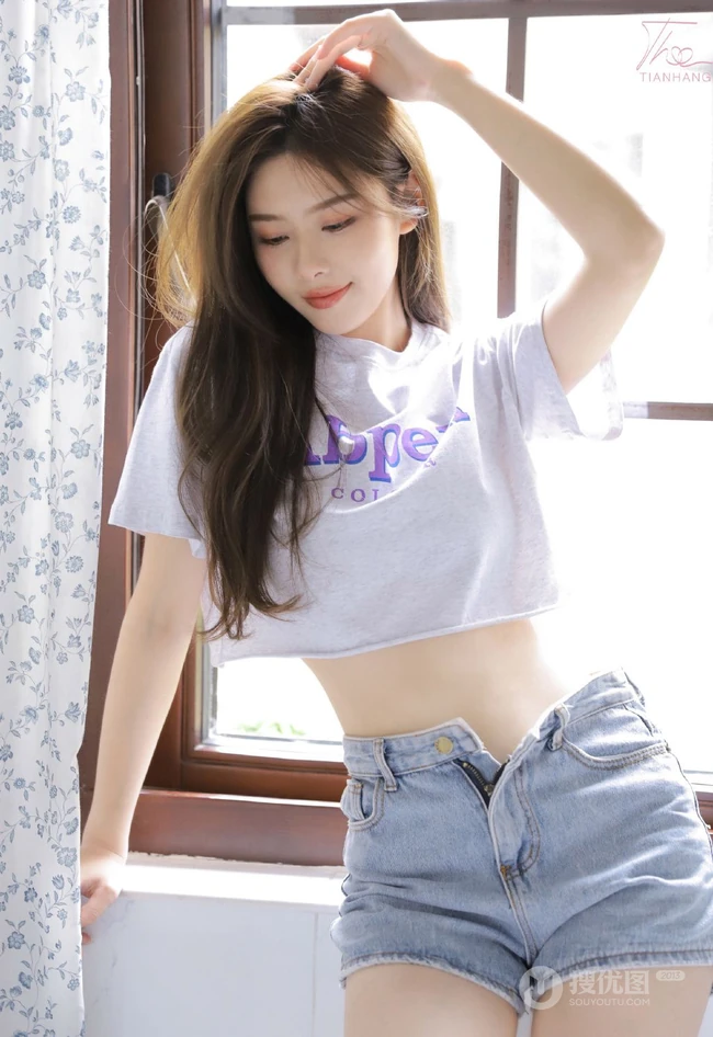 漂亮的女生小姐姐鹅肝姐姐紧身短款装T恤牛仔短裤室内高清写真美照