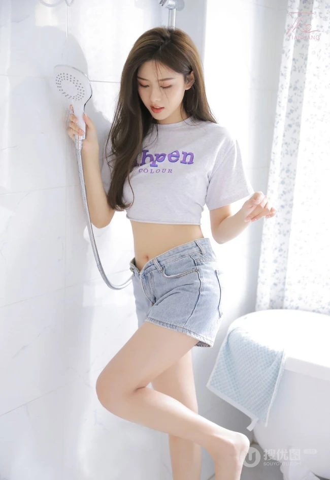 漂亮的女生小姐姐鹅肝姐姐紧身短款装T恤牛仔短裤室内高清写真美照