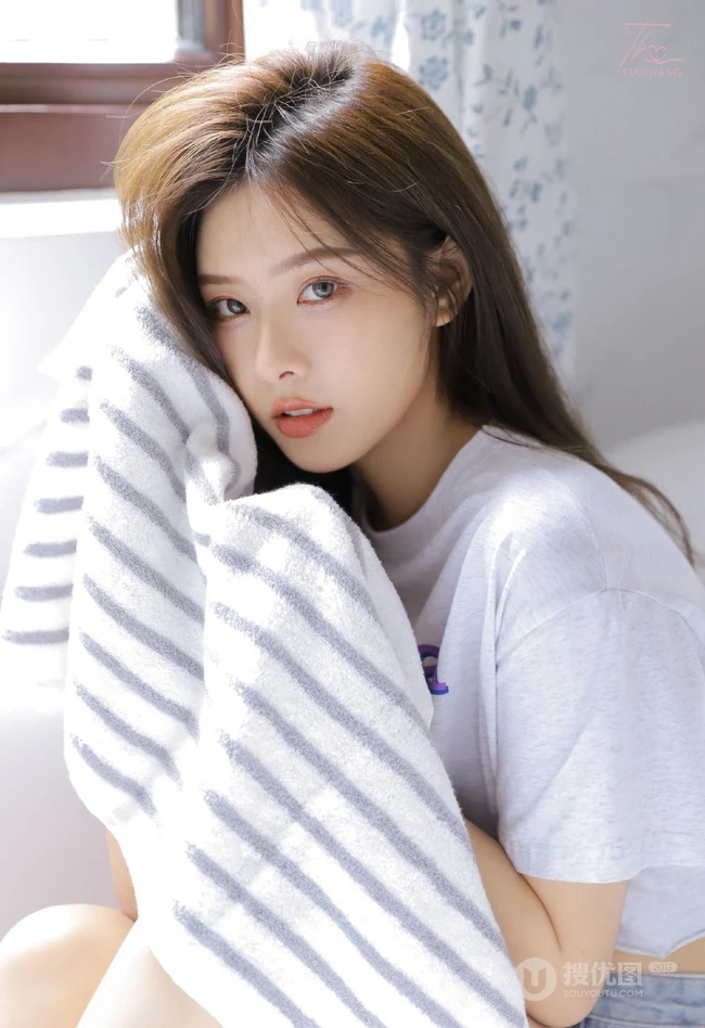 漂亮的女生小姐姐鹅肝姐姐紧身短款装T恤牛仔短裤室内高清写真美照