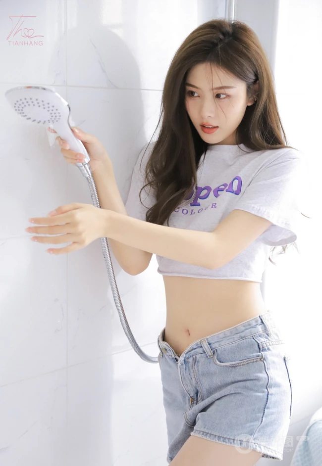 漂亮的女生小姐姐鹅肝姐姐紧身短款装T恤牛仔短裤室内高清写真美照