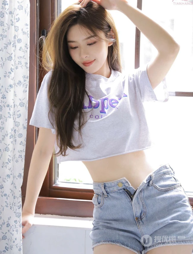 漂亮的女生小姐姐鹅肝姐姐紧身短款装T恤牛仔短裤室内高清写真美照