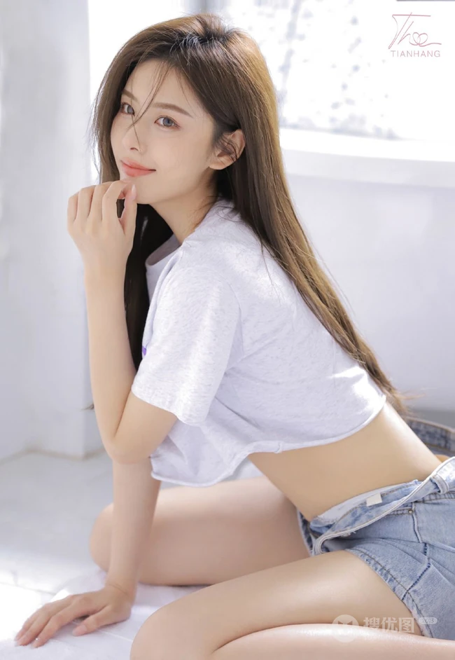 漂亮的女生小姐姐鹅肝姐姐紧身短款装T恤牛仔短裤室内高清写真美照