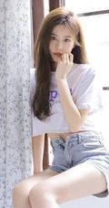 漂亮的女生小姐姐鹅肝姐姐紧身短款装T恤牛仔短裤室内高清写真美照