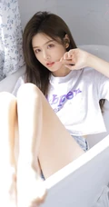 漂亮的女生小姐姐鹅肝姐姐紧身短款装T恤牛仔短裤室内高清写真美照