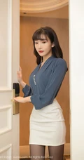 女生白领陆萱萱光鲜亮丽职场制服装短裙袜装穿着气质写真套图